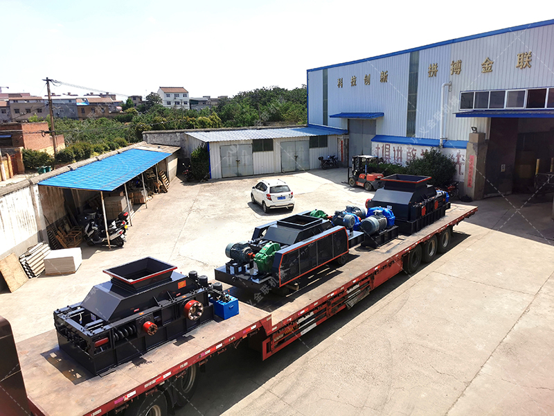 1200*1200雙齒輥破碎機，兩臺900*900軌道移動雙齒輥破碎機發(fā)往云南