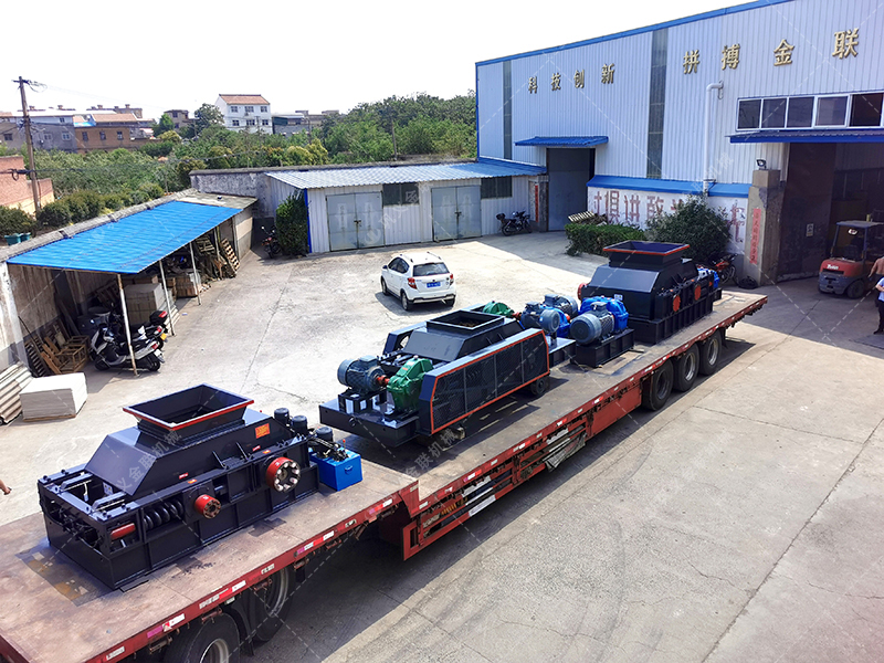 1200*1200雙齒輥破碎機，兩臺900*900軌道移動雙齒輥破碎機發(fā)往云南